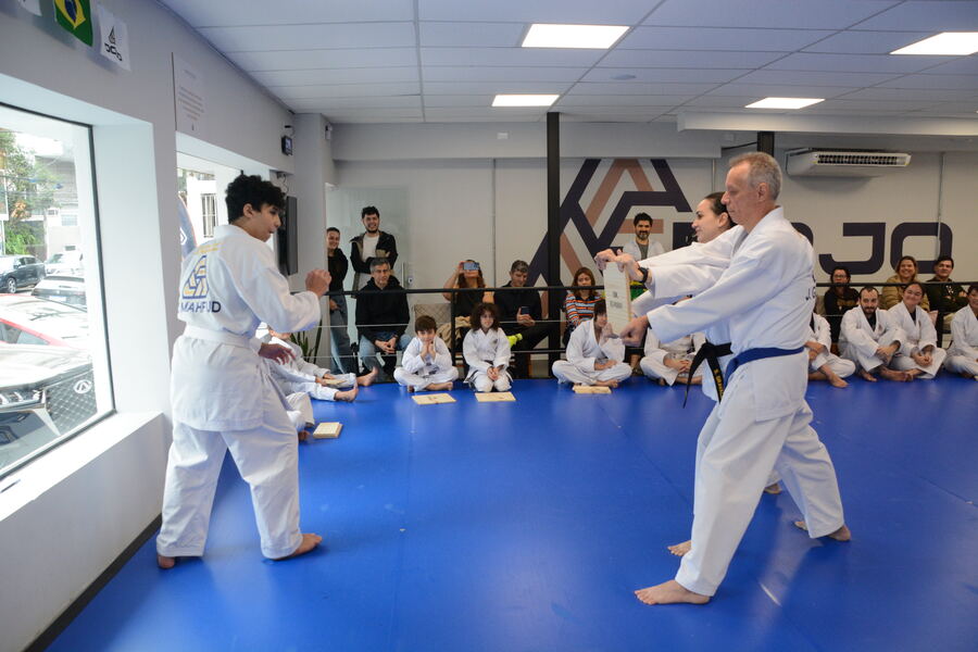 Adolescentes treinando juntos na Dojo Artes Marciais