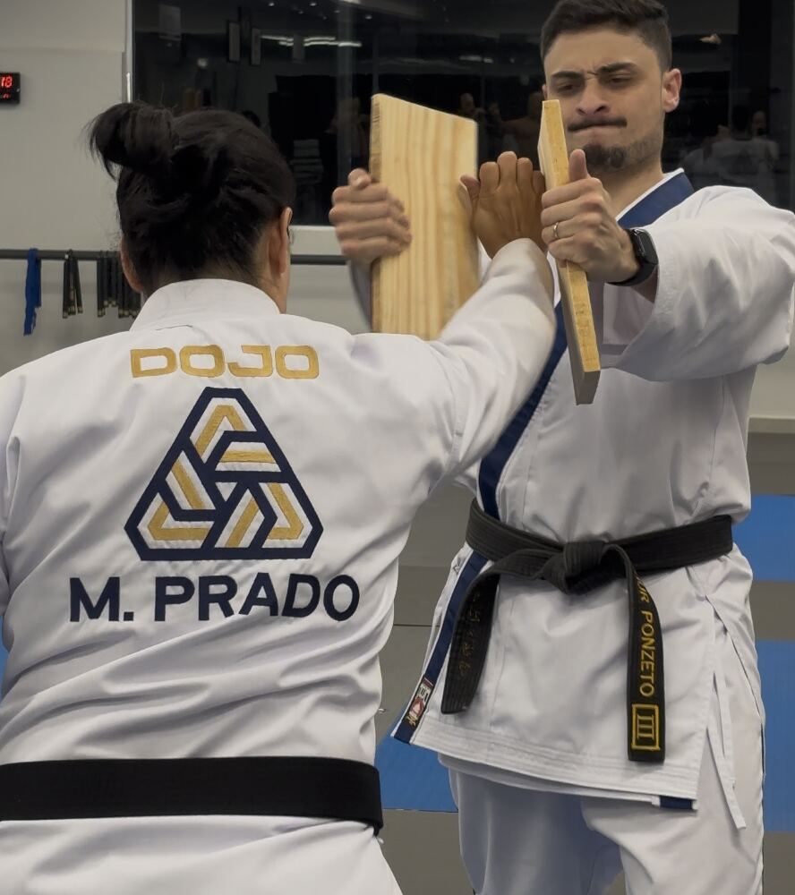Aluno adulto em treino de alívio de estresse na Dojo Artes Marciais