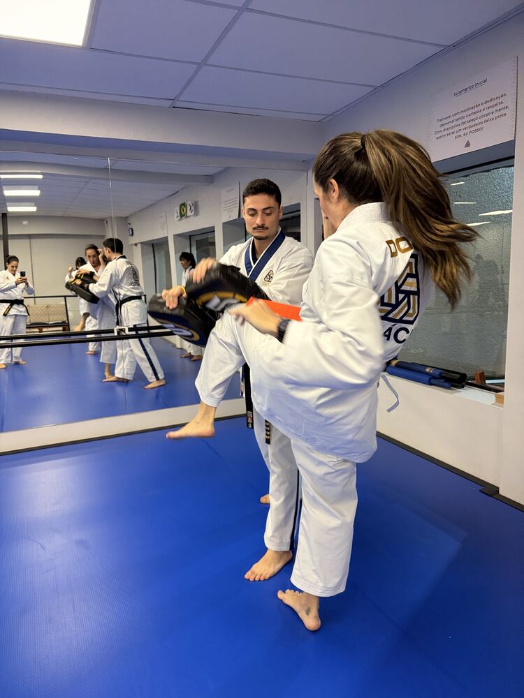 Alunos adultos em treino de preparo físico na Dojo Artes Marciais