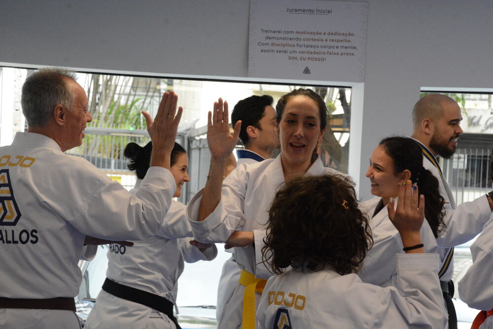 Comunidade de alunos da Dojo Artes Marciais comemorando juntos