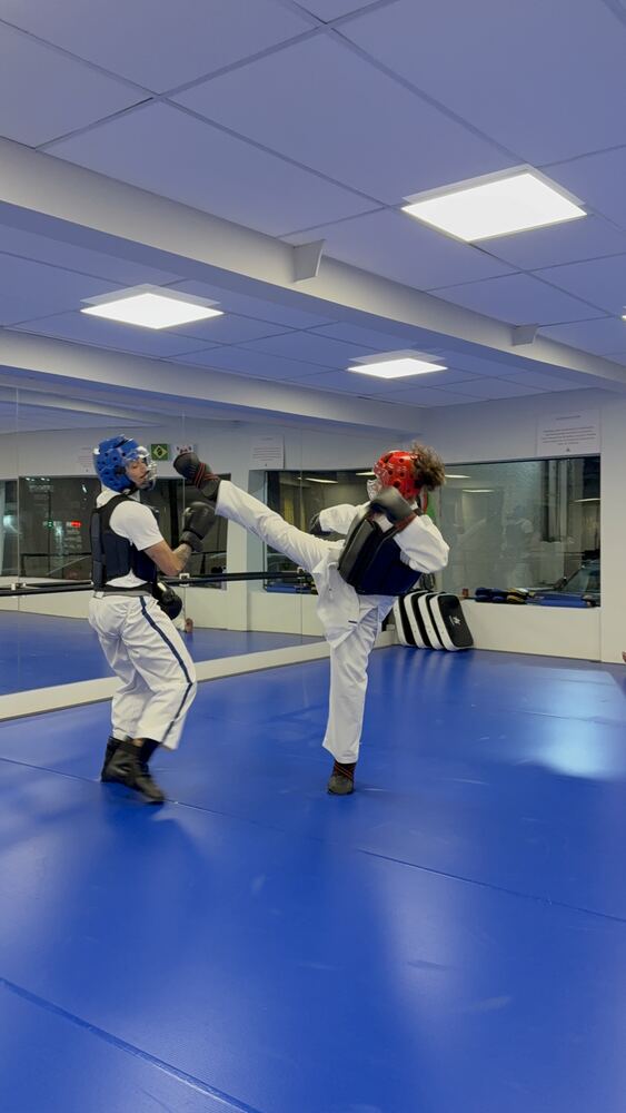 Alunos praticando foco e autocontrole no tatame da Dojo