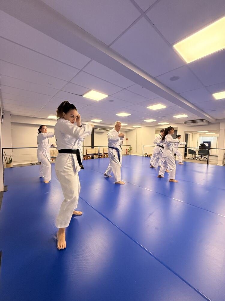 Alunos da Dojo Artes Marciais em treino de grupo em Moema